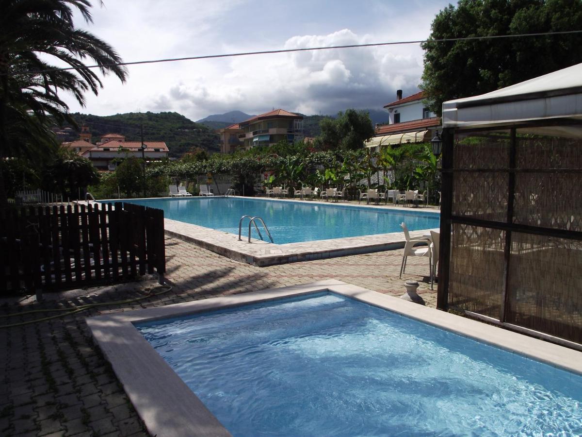 Bike And Breakfast Apartments Pietra Ligure Ngoại thất bức ảnh