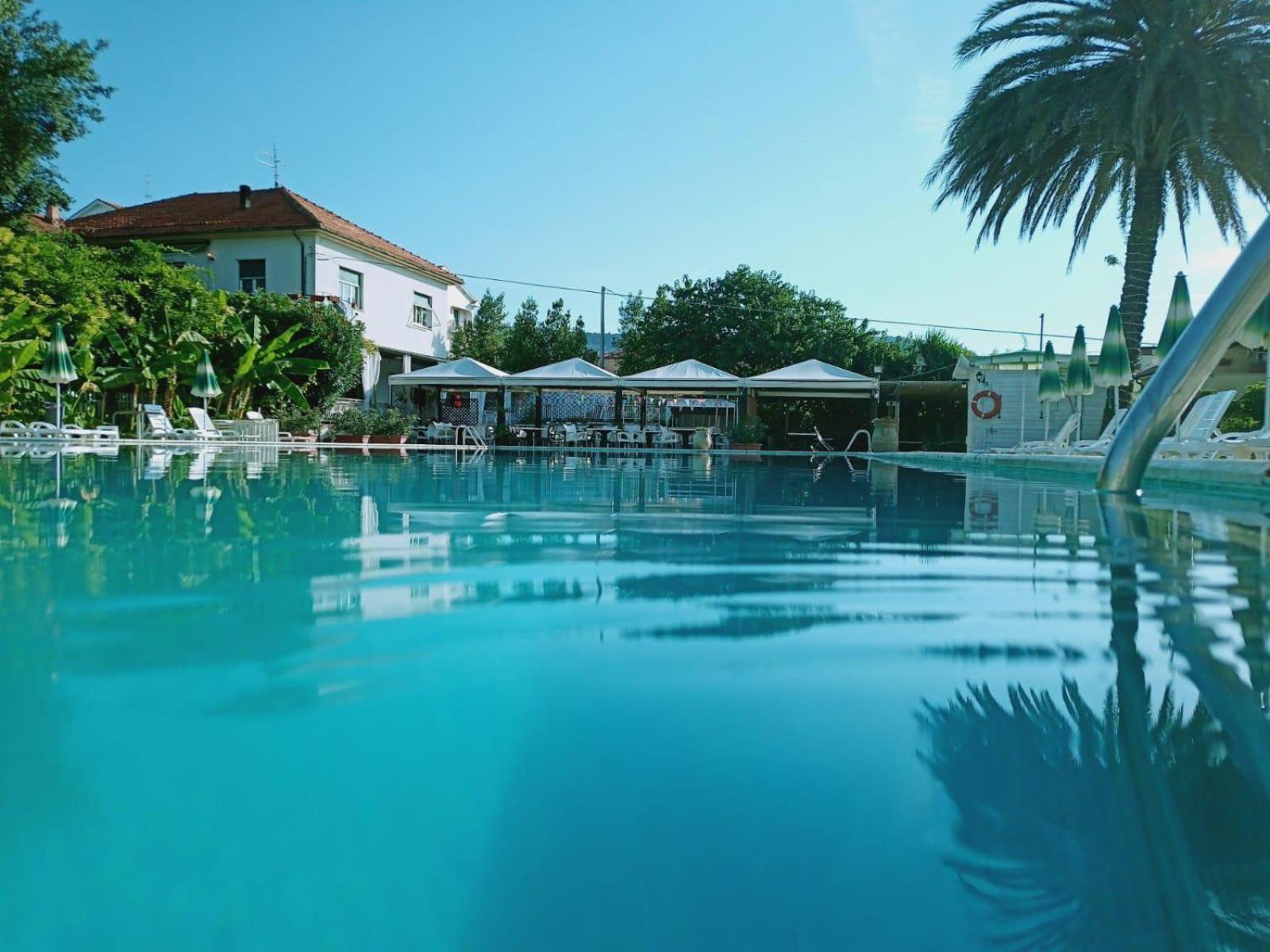 Bike And Breakfast Apartments Pietra Ligure Ngoại thất bức ảnh